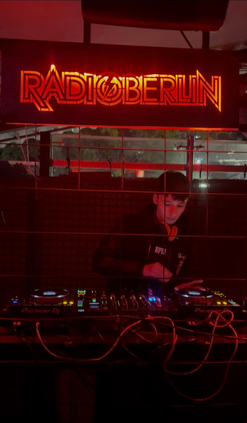 ANDY EMBER performing at Radio Berlin